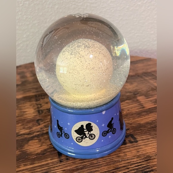 Universal Studios E.T Retro Glitter Snow globe 40th anniversary - Picture 2 of 6
